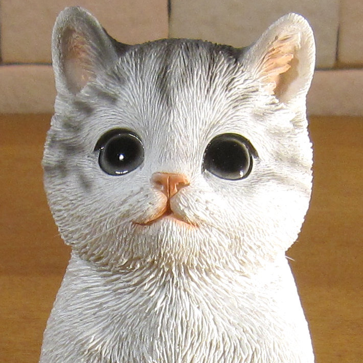 猫　置物 リアル　シンお願いキャット　４　ホワイト＆グレー　ネコ　動物オブジェ　ガーデン　オーナメント　店舗　カウンター　装飾　オブジェ　インテリア　玄関先　庭　ねこ好きさん人気ギフト　動物人気ギフト　クリスマスプレゼント　お誕生日祝い　母の日人気　父の日人気　敬老の日人気