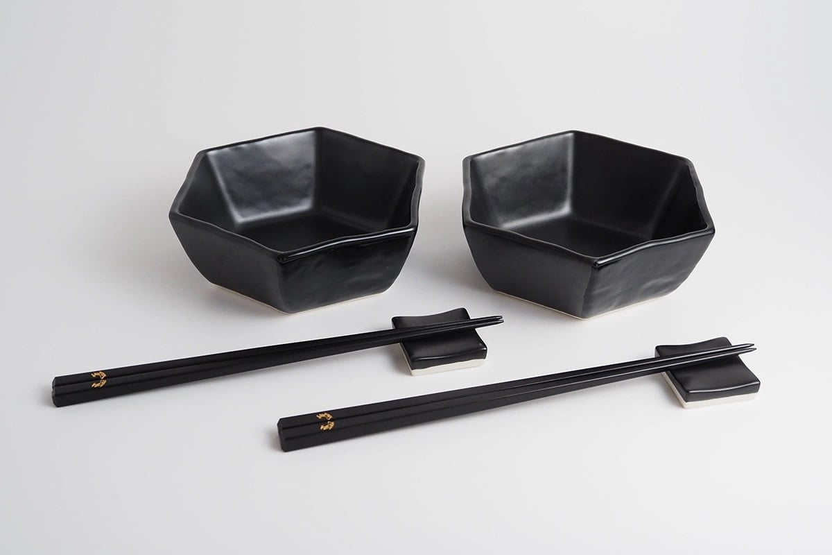 中鉢2枚+箸置き2個+箸2膳セット / monochrome line+名古屋のお箸 / ギフトボックス＆熨斗付き / 瀬戸焼【送料無料（北海道・沖縄を除く）】