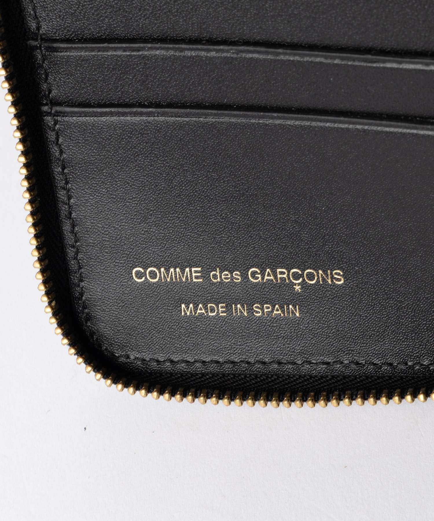 コムデギャルソン COMME DES GARCONS EMBOSSED LOGOTYPE エンボス ロゴタイプ Bifold Wallet 二つ折り財布 SA2100EL ユニセックス 財布