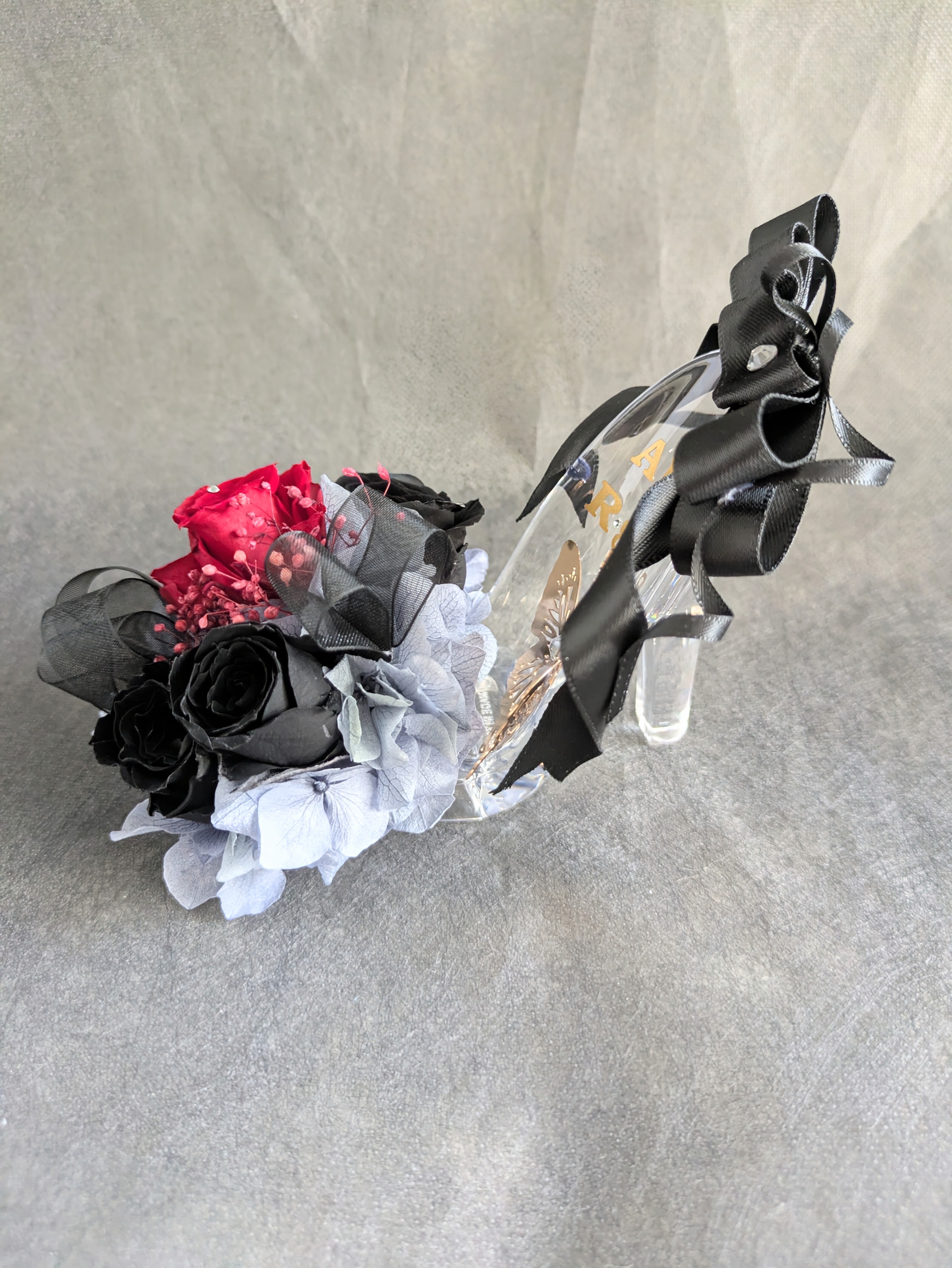 【プリザーブドフラワー／ガラスの靴ミニシリーズ】黒薔薇と赤薔薇のミニ薔薇とリボンのギフトシューズ♡
