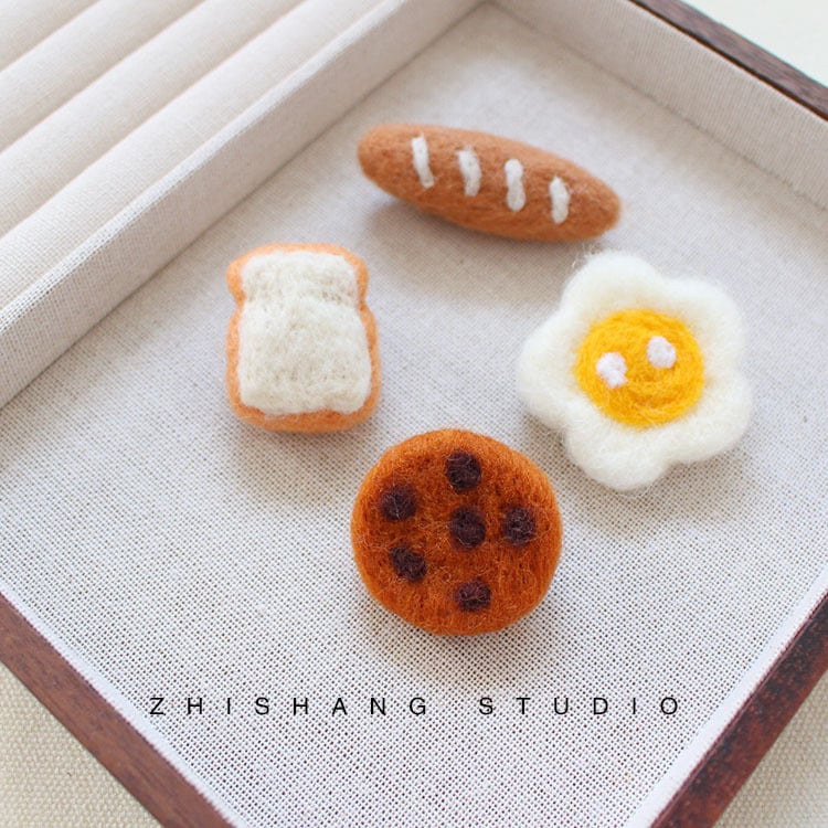 ハンドメイド風 羊毛フェルト ブローチ ピン バゲット クッキー 目玉焼き 徽章 4点 セット ギフト かわいい 雑貨 パン スイーツ