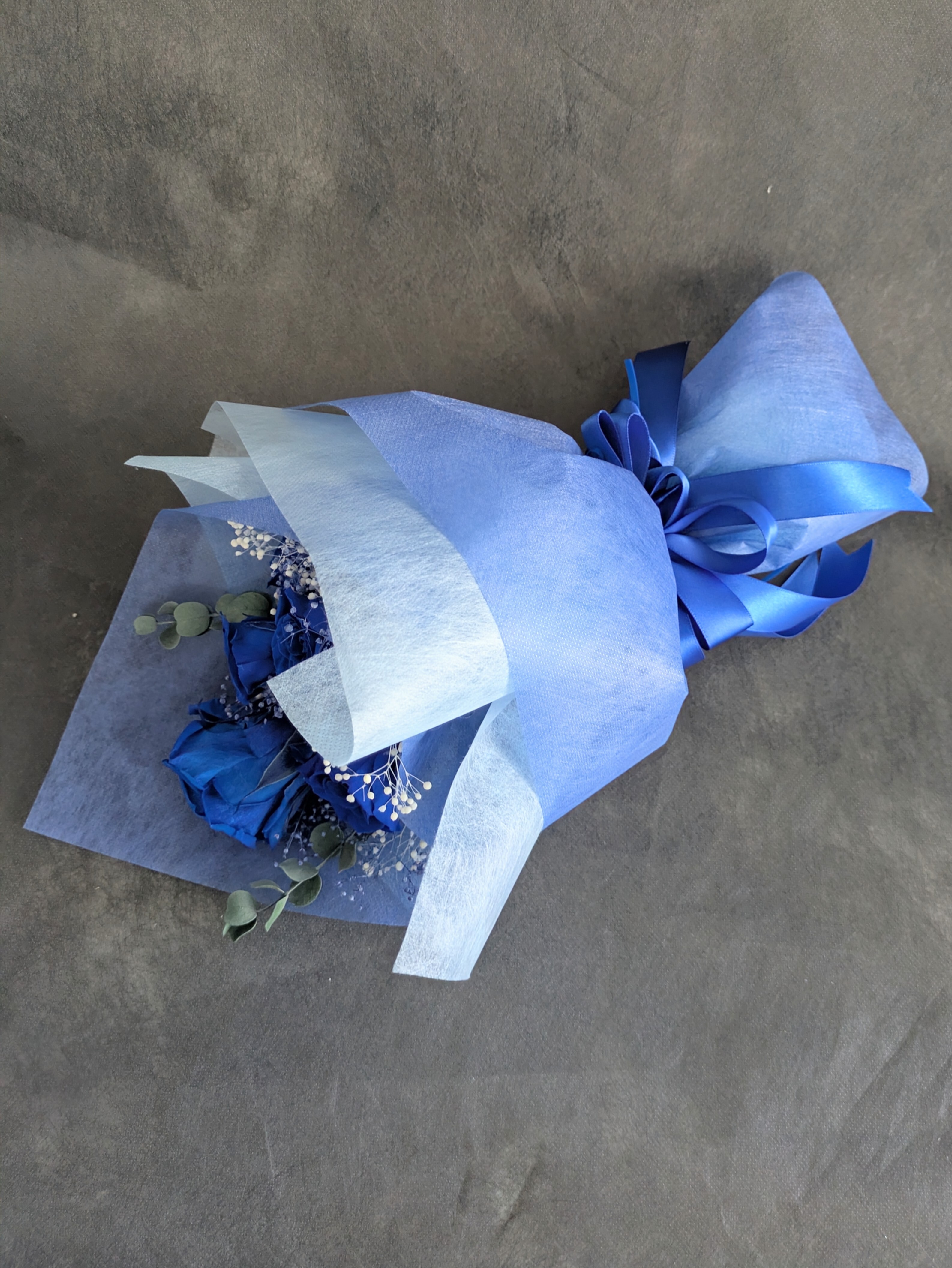 プリザーブドフラワー青い薔薇5輪とかすみ草のふんわり花束（花束ラッピング）