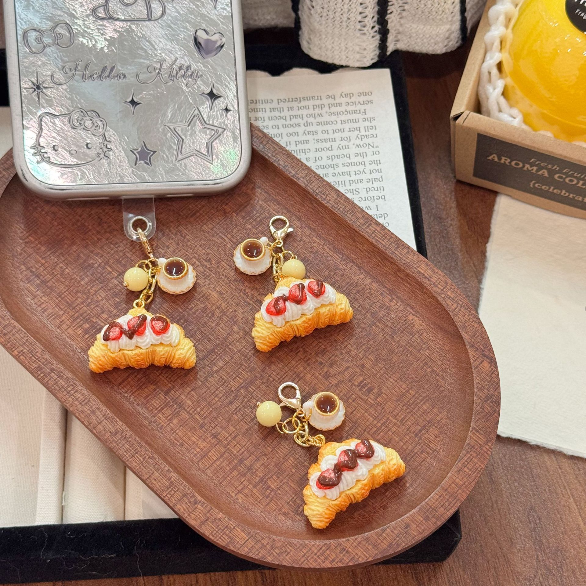 クロワッサン キーホルダー 2個セット ミニチュア パン スイーツ風 チャーム クリーム デコ バッグチャーム スマホストラップ ポーチ ファスナー 小物 かわいい ギフト