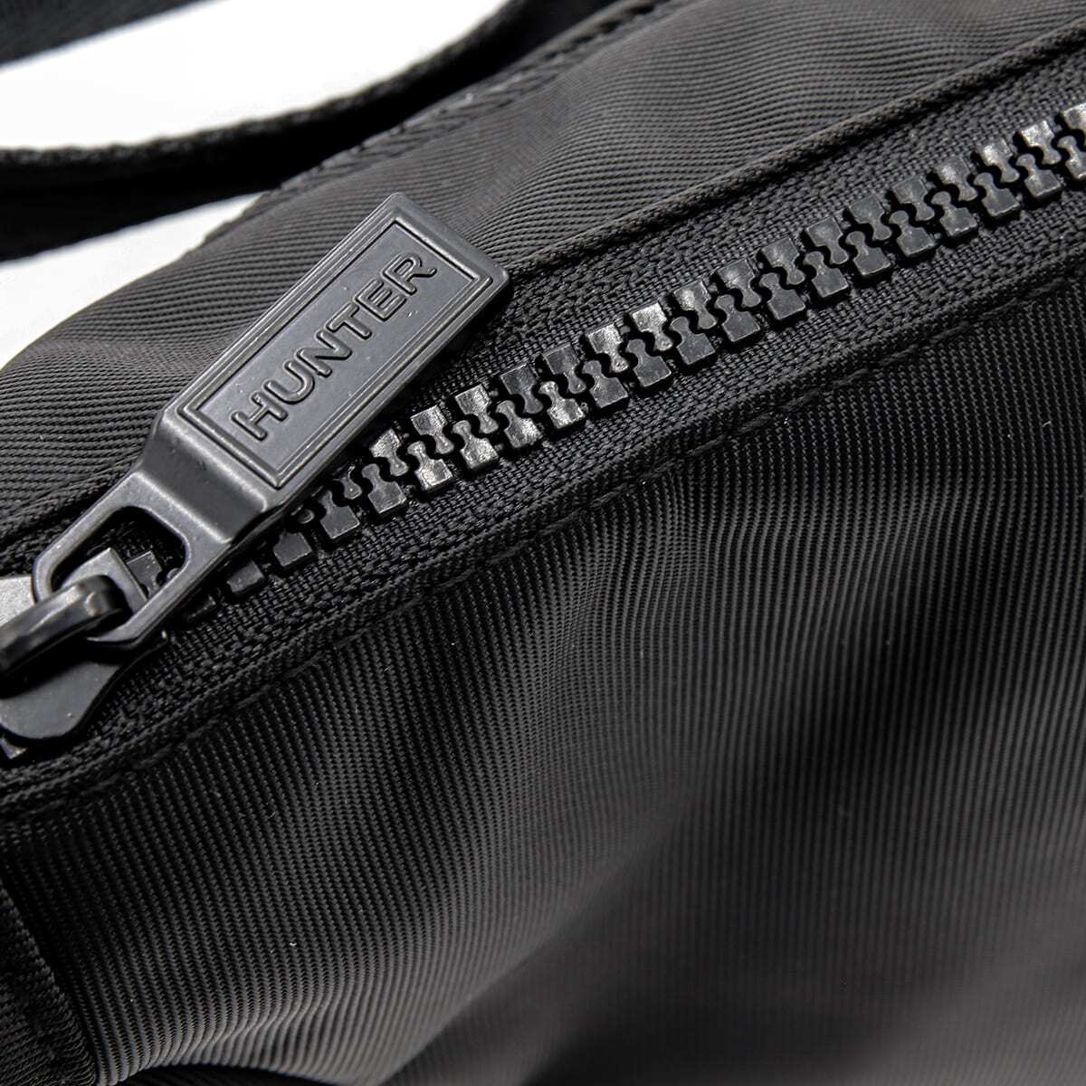 HUNTER ハンター Claymorie Nylon Sling クレイモリー ナイロン スリングバッグ ショルダーバッグ クロスボディバッグ メンズ レディース ユニセックス 黒 ブラック 斜め掛け 耐水 HXRU0049252HB