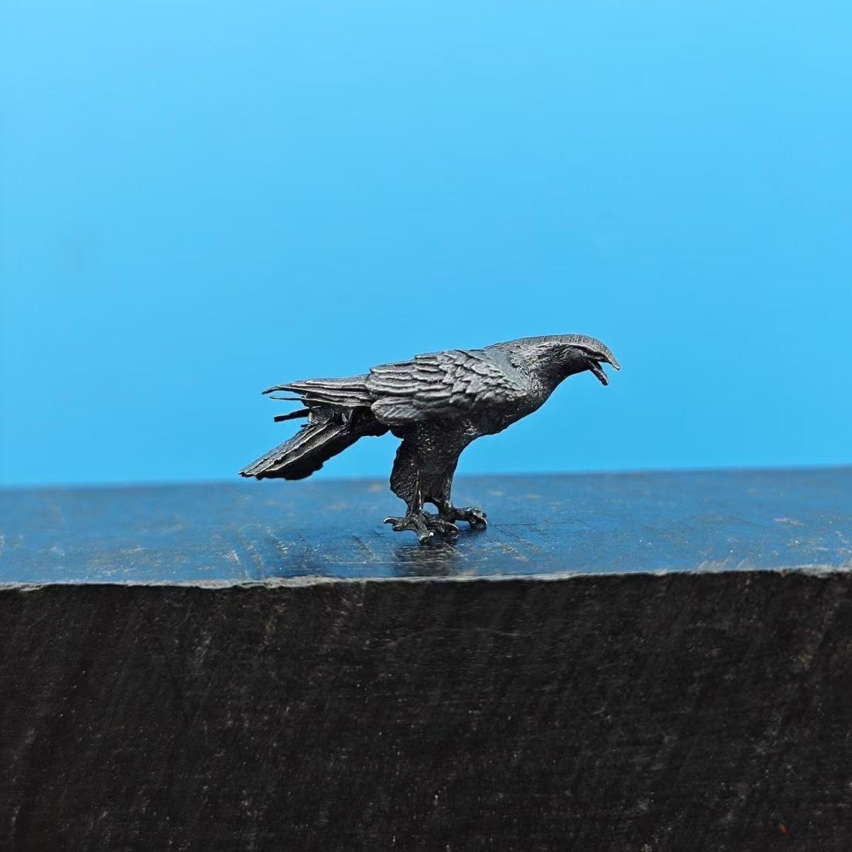 ワシ 置物 真鍮製 ミニチュア イーグル 鷲 オブジェ アンティーク調 動物 鳥 フィギュア インテリア 雑貨 デスク 飾り コレクション レトロ