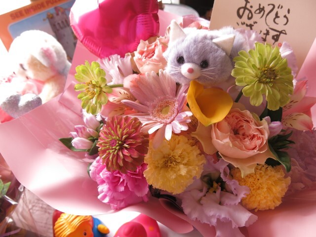 ネコ ねこ 猫入り フラワーアレンジメント 誕生日 デザイナーにおまかせ 生花使用 
