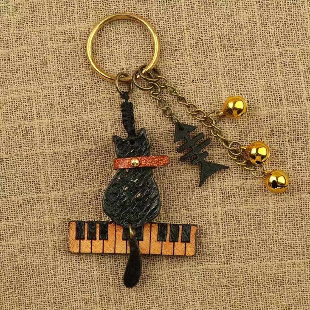 猫 キーホルダー 本革 ピアノ 猫モチーフ 魚の骨 鈴付き レザー バッグチャーム キーリング 音楽 楽器 ねこ ネコ おしゃれ かわいい プレゼント ギフト
