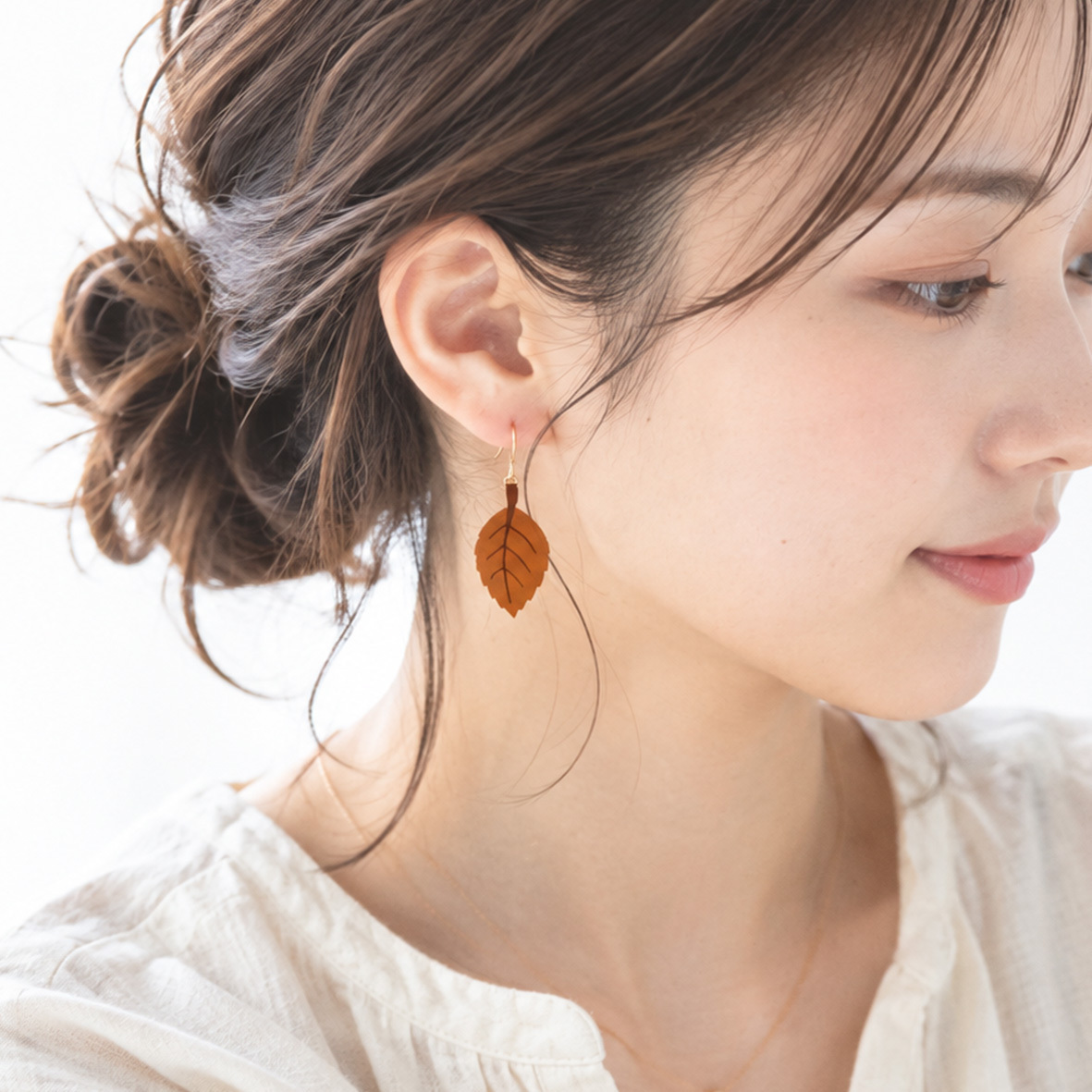 栃木レザー ピアス 【 風に舞う落ち葉 】 本革 フックピアス サージカルステンレス