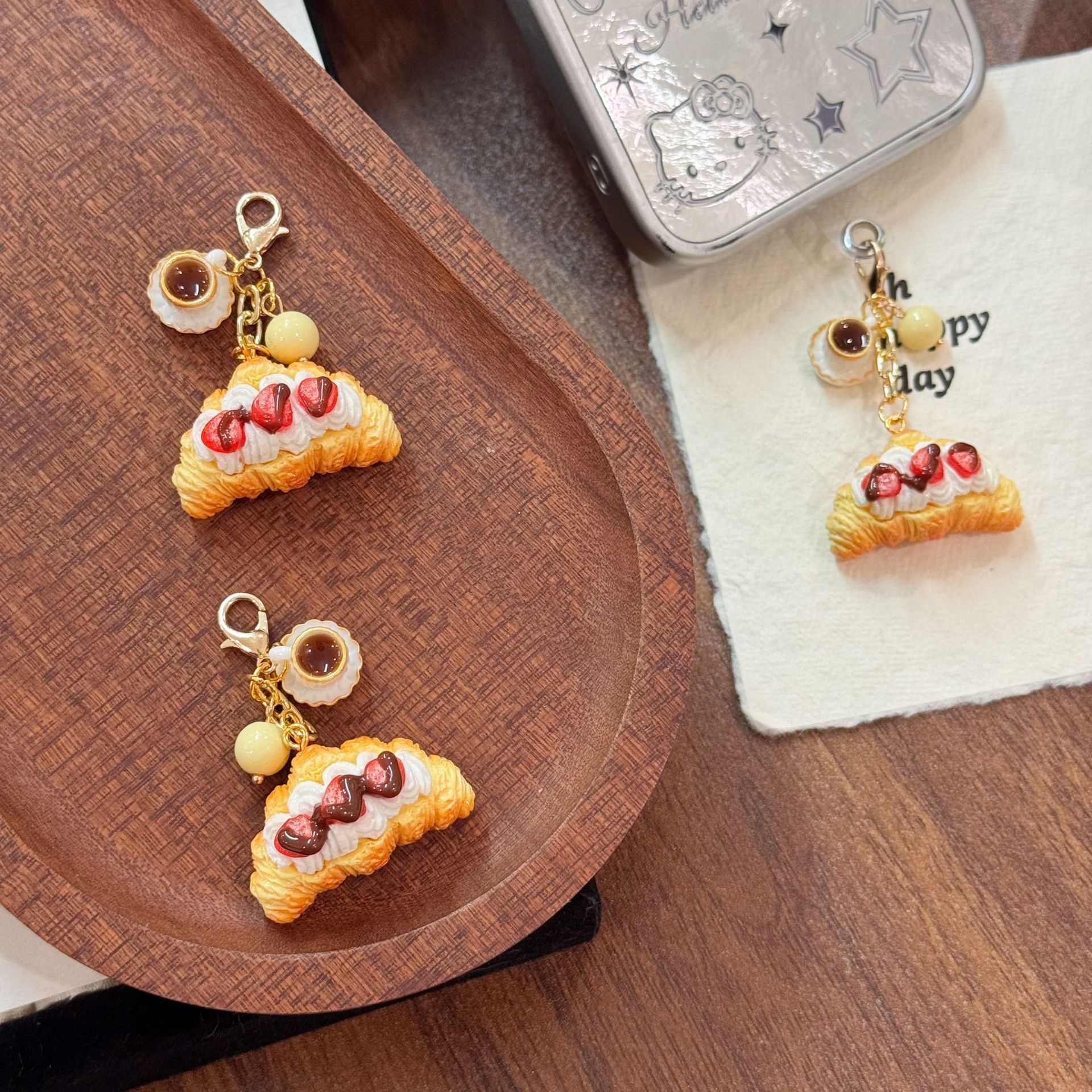 クロワッサン キーホルダー 2個セット ミニチュア パン スイーツ風 チャーム クリーム デコ バッグチャーム スマホストラップ ポーチ ファスナー 小物 かわいい ギフト