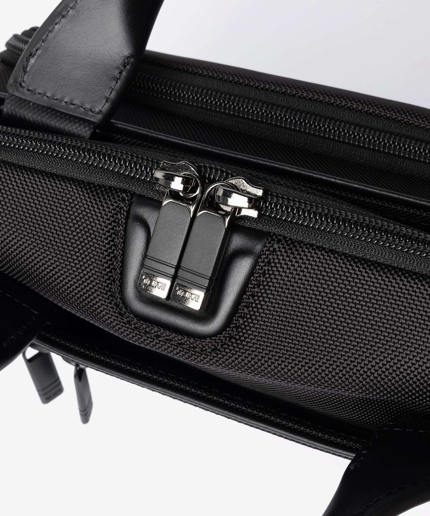 トゥミ TUMI ALPHA アルファ MEDIUM 15 BRIEFCASE ミディアム 15インチ ブリーフケース 02203728D4 158969 ビジネスバッグ ショルダーバッグ メンズ バッグ