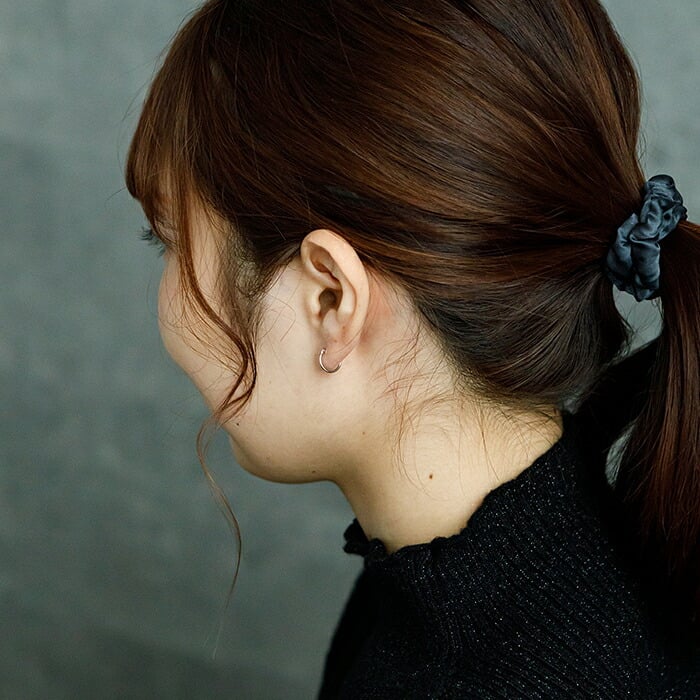 【ジュエリーの町 山梨甲府製】プラチナ フープピアス 細い 小さい PT900 幅1mm×直径10mm アレルギー対応  日本製 品質保証書 おすすめ 片耳 1個 かわいい