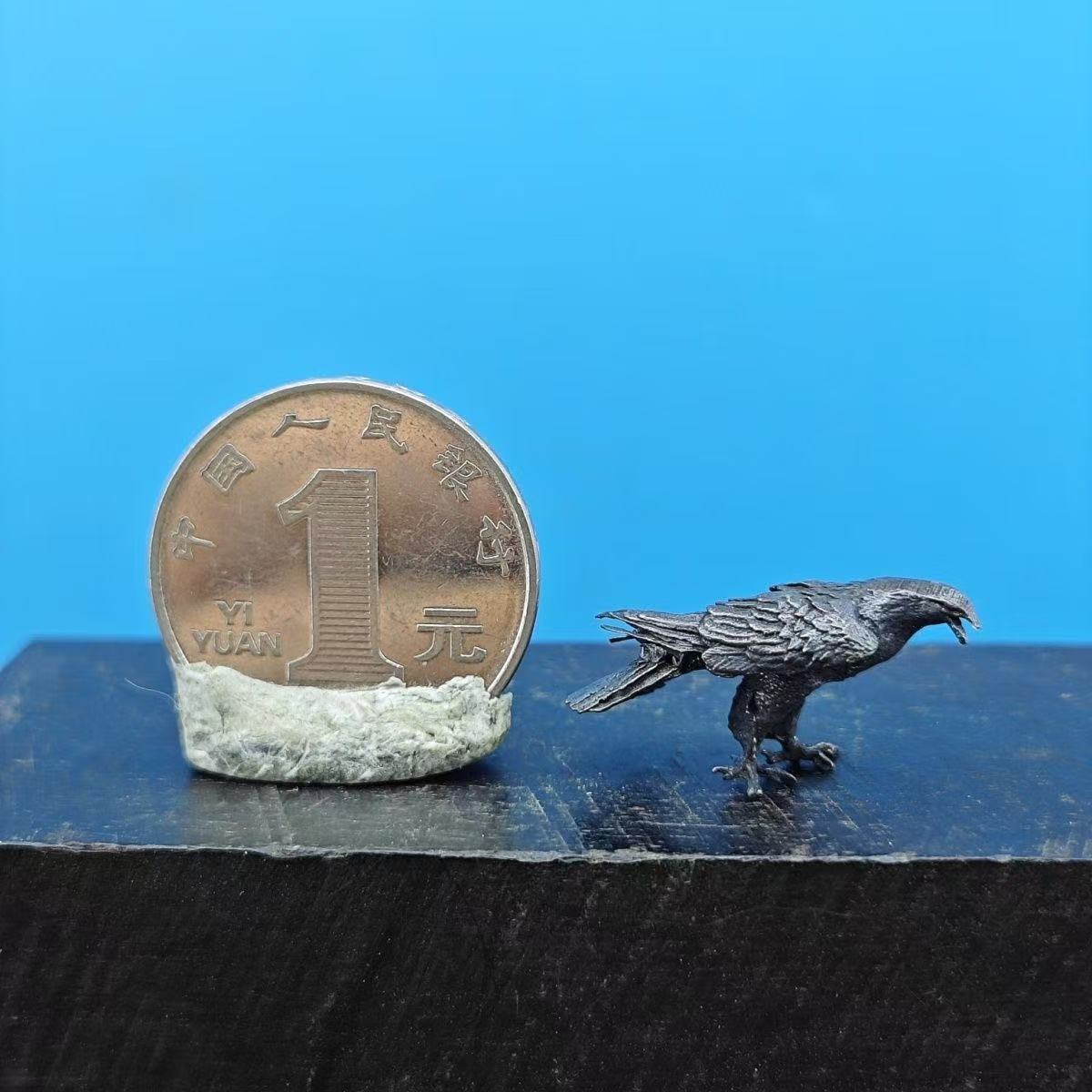ワシ 置物 真鍮製 ミニチュア イーグル 鷲 オブジェ アンティーク調 動物 鳥 フィギュア インテリア 雑貨 デスク 飾り コレクション レトロ
