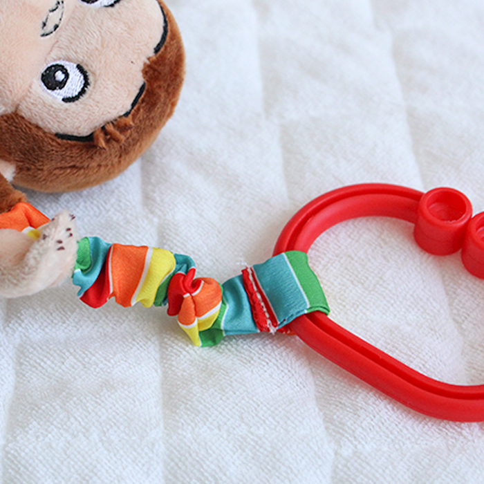 おさるのジョージ にぎってピョン！ | ラトル ガラガラ がらがら 音 布製 おもちゃ 玩具 トイ ファーストトイ おでかけ お出かけ ベビーカー 取付け 0歳 6ヵ月 1歳児 