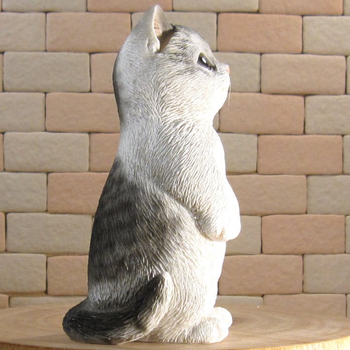 猫　置物 リアル　シンお願いキャット　４　ホワイト＆グレー　ネコ　動物オブジェ　ガーデン　オーナメント　店舗　カウンター　装飾　オブジェ　インテリア　玄関先　庭　ねこ好きさん人気ギフト　動物人気ギフト　クリスマスプレゼント　お誕生日祝い　母の日人気　父の日人気　敬老の日人気