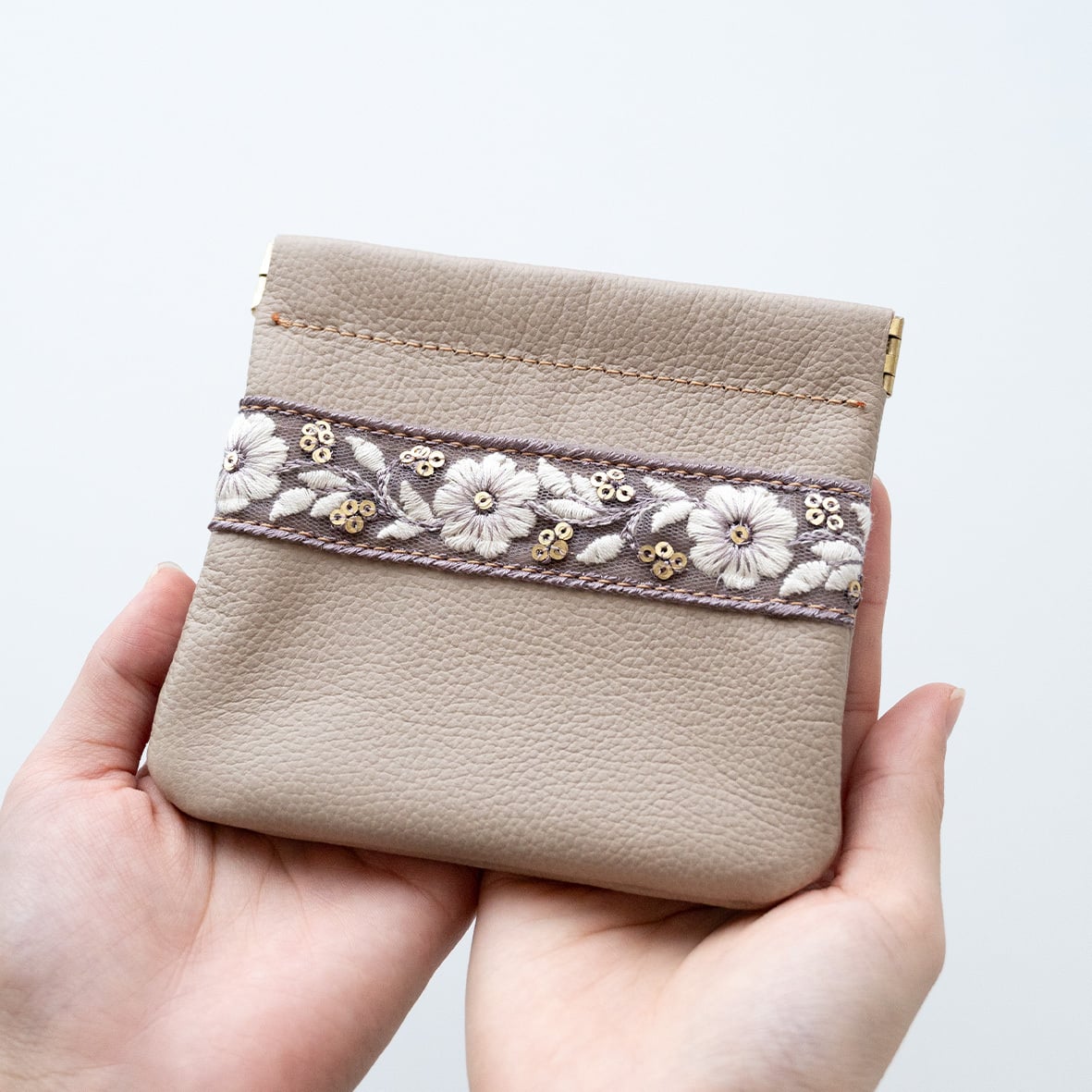 ばね口 マルチポーチ 【 インド刺繍 01 × シュリンクレザー 】 本革 姫路レザー 小物入れ アクセサリーポーチ 贈り物 母の日