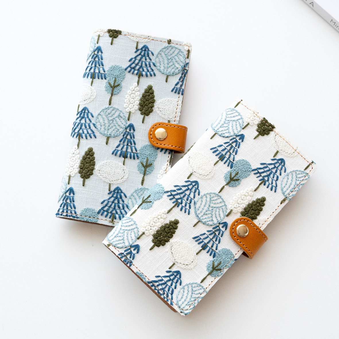 全機種対応 スマホケース 手帳型【 北欧 フォレスト 】 ゴールドパーツ スマホショルダー 刺繍