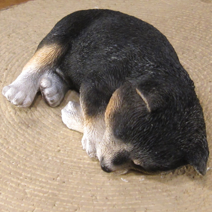 柴犬　置物 リアル　黒柴　お昼寝中　いぬ　動物オブジェ　ガーデン　オーナメント　店舗　カウンター　装飾　オブジェ　インテリア　玄関先　庭　犬好きさん人気ギフト　動物人気ギフト　クリスマスプレゼント　お誕生日祝い　母の日人気　父の日人気　敬老の日人気