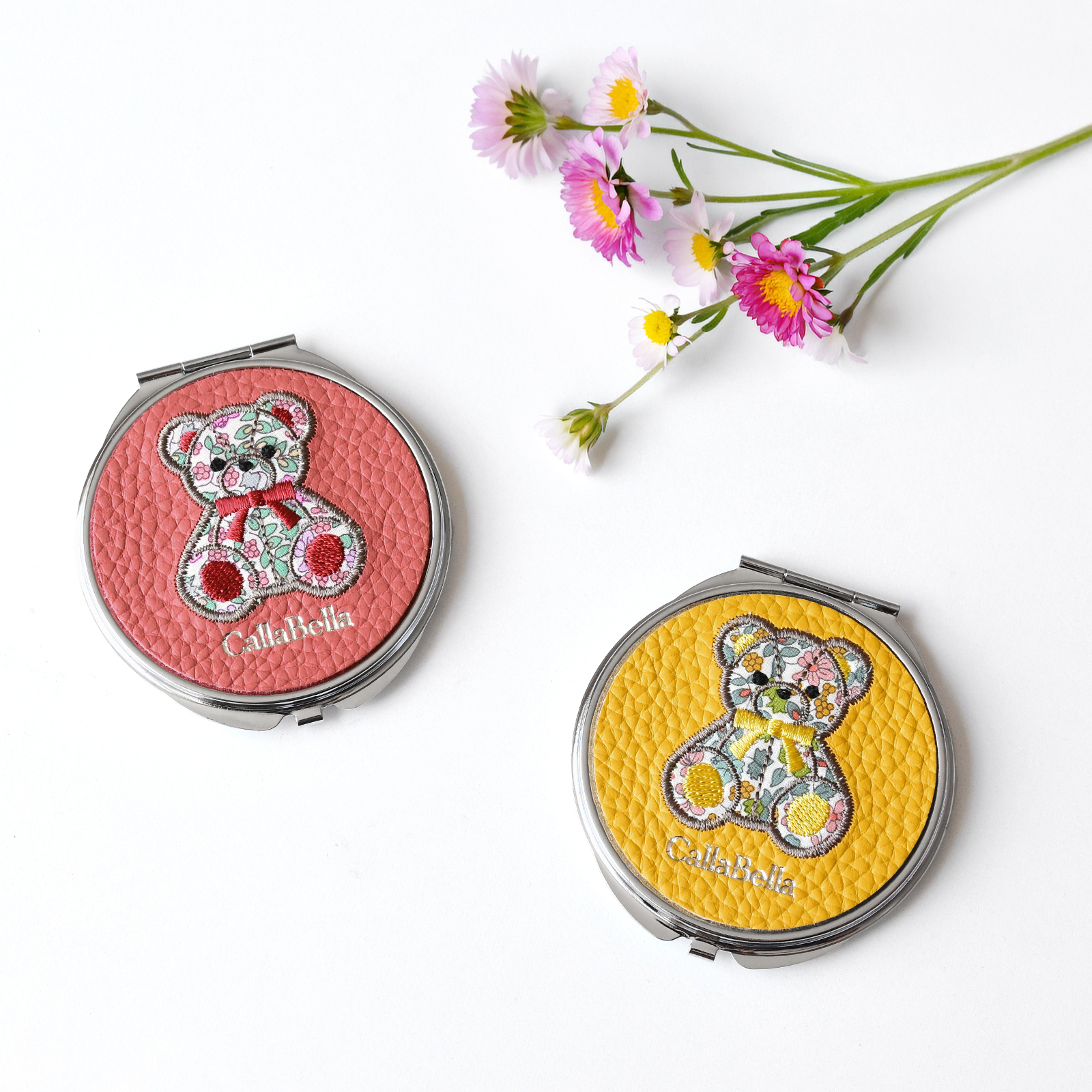 【送料無料】 シュリンクレザー × リバティ コンパクトミラー 【国産本革】 テディベア 刺繍 丸型 折りたたみ 2倍拡大鏡付き 薄型 アップリケ 花柄 牛革 かわいい