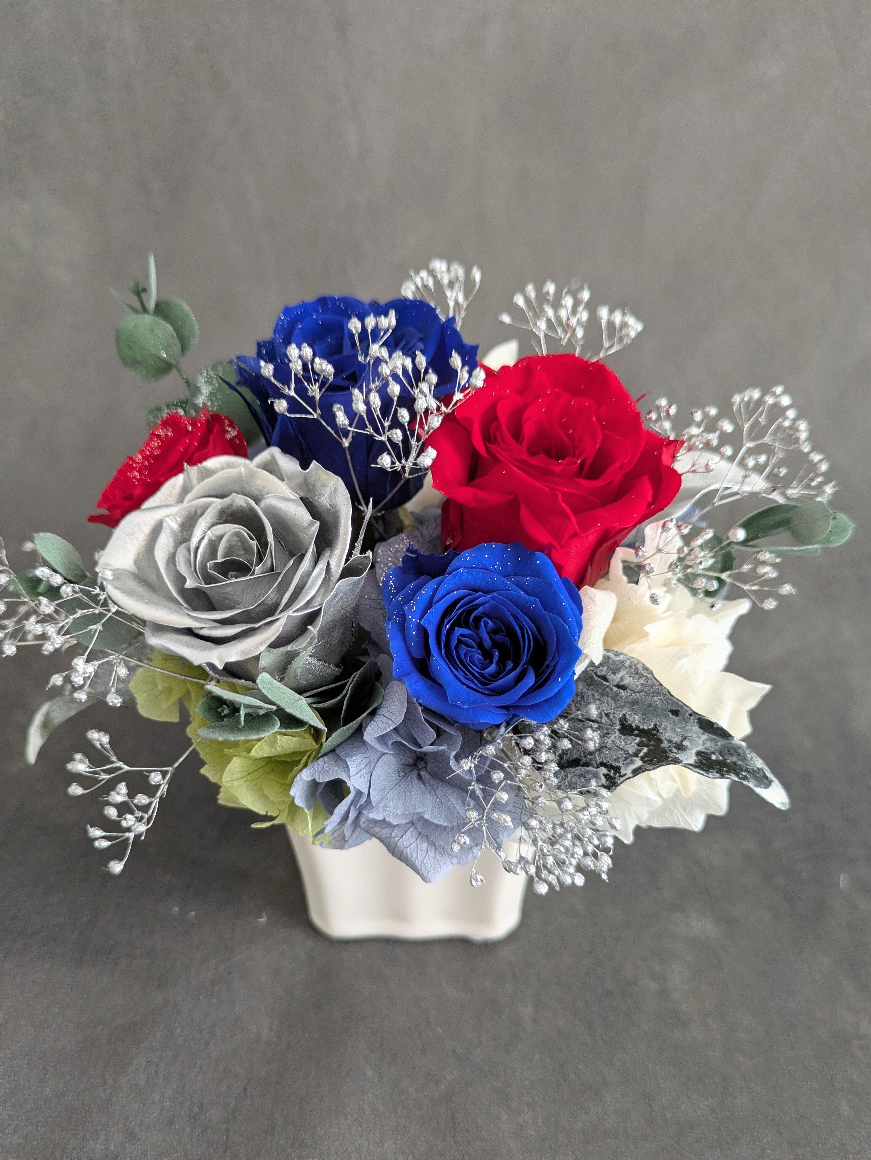 プリザーブドフラワー青と赤い薔薇にシルバーローズの魔法の枯れないお花【リボンラッピング付き】