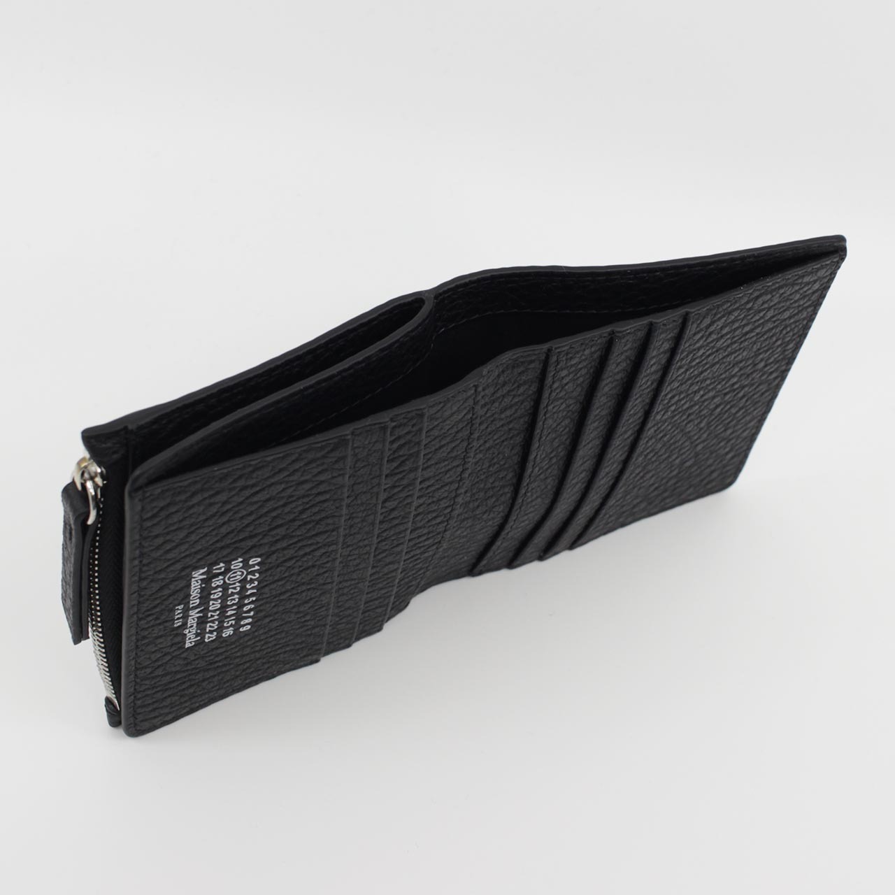 メゾン マルジェラ　Maison Margiela　二つ折り財布　SA1UI0023 P4455 T8103　ブラック　グレインレザー　4ステッチ フリップフラップ ウォレット　コンパクト財布　ミニウォレット