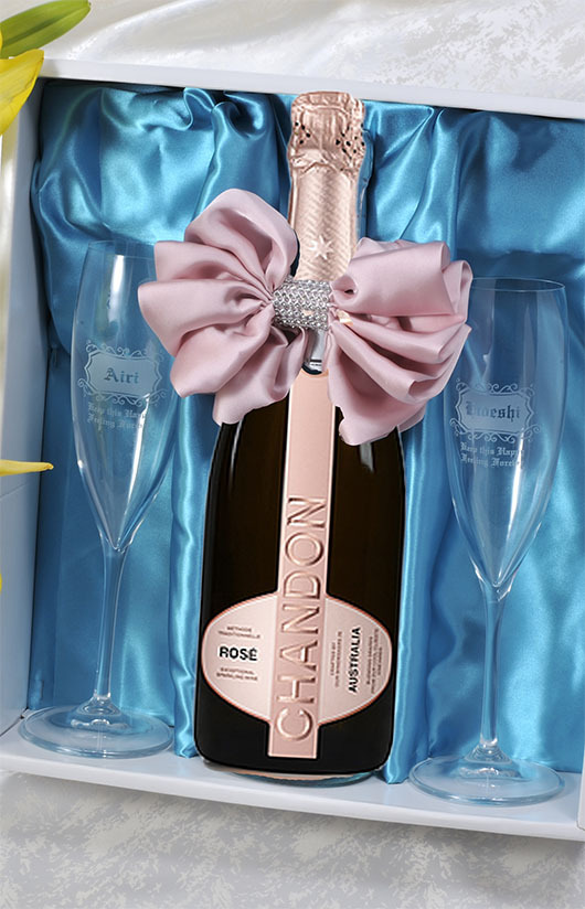 退職 異動 名入れ ペアギフト SXX 酒セット シャンドン ブリュット ロゼ 750ml & おまかせシャンパングラス 2点 リボンコサージュ付 布張りBOX入り / プレゼント ギフト 両親 夫婦 結婚 金婚式 銀婚式 退職 記念 誕生日 長寿 祝い