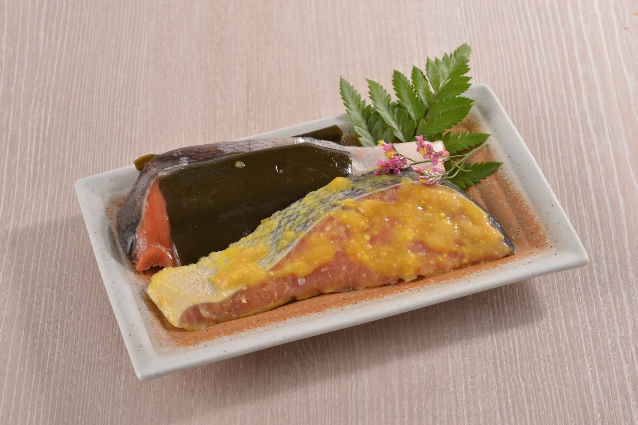 【送料無料・高級ギフト】北海道産 秋鮭西京漬＆秋鮭昆布〆セット（送料無料 プレゼント グルメ 贈り物  御祝 内祝い 景品 賞品 ご褒美 誕生日 出産祝い 結婚 上司 男 女 友達 新築 引越 送別会 定年 退職祝い 還暦  産地直送  詰合せ ギフト お歳暮 寒中見舞い）