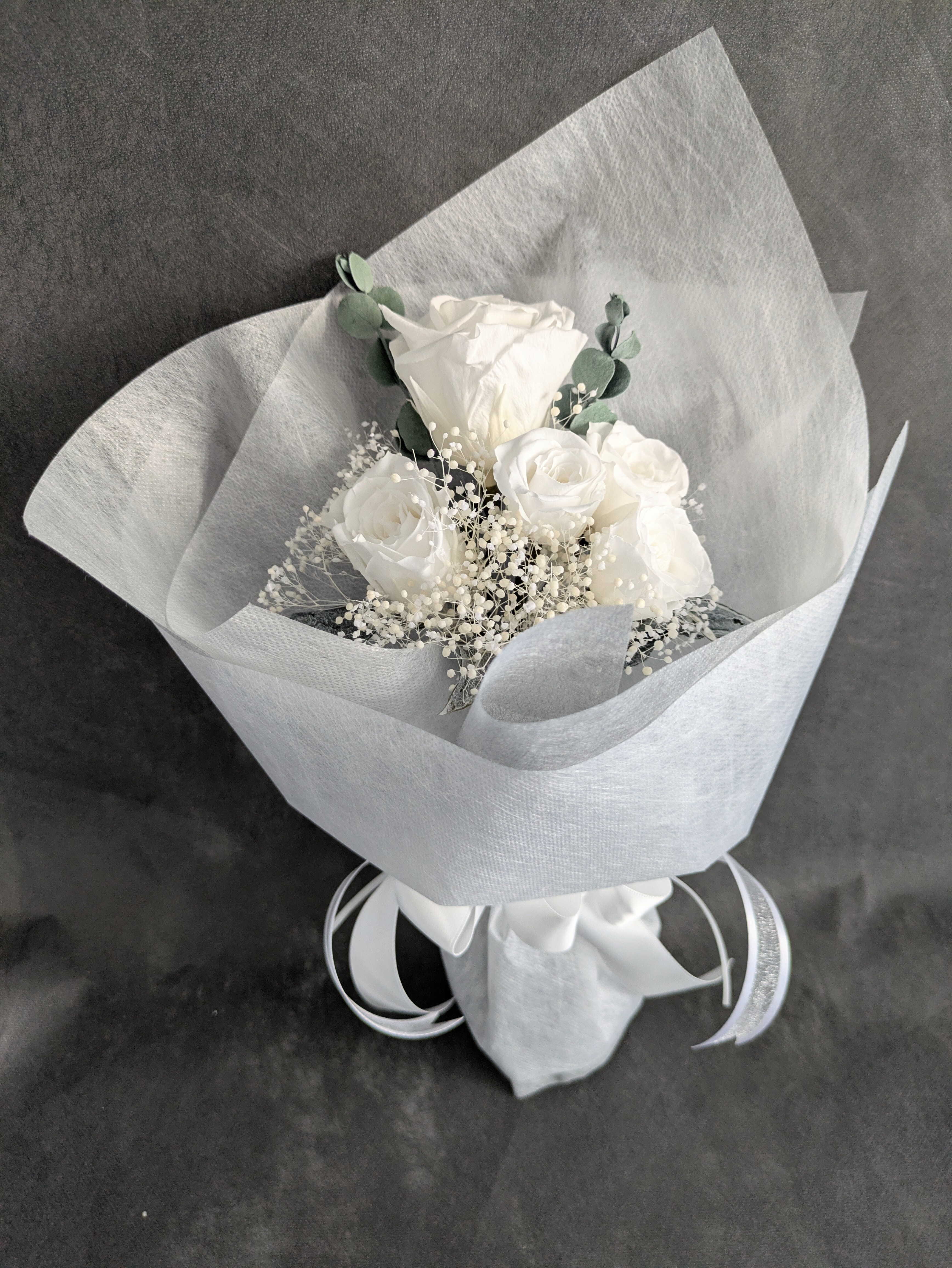 プリザーブドフラワー白い薔薇5輪のふんわり花束（花束ラッピング）