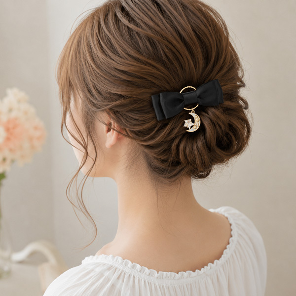 【ビジュー月が揺れる黒リボンバレッタ☆日本製】シニヨンヘア/ハーフアップ/アレンジ/まとめ髪/ヘアアクセ/レディース