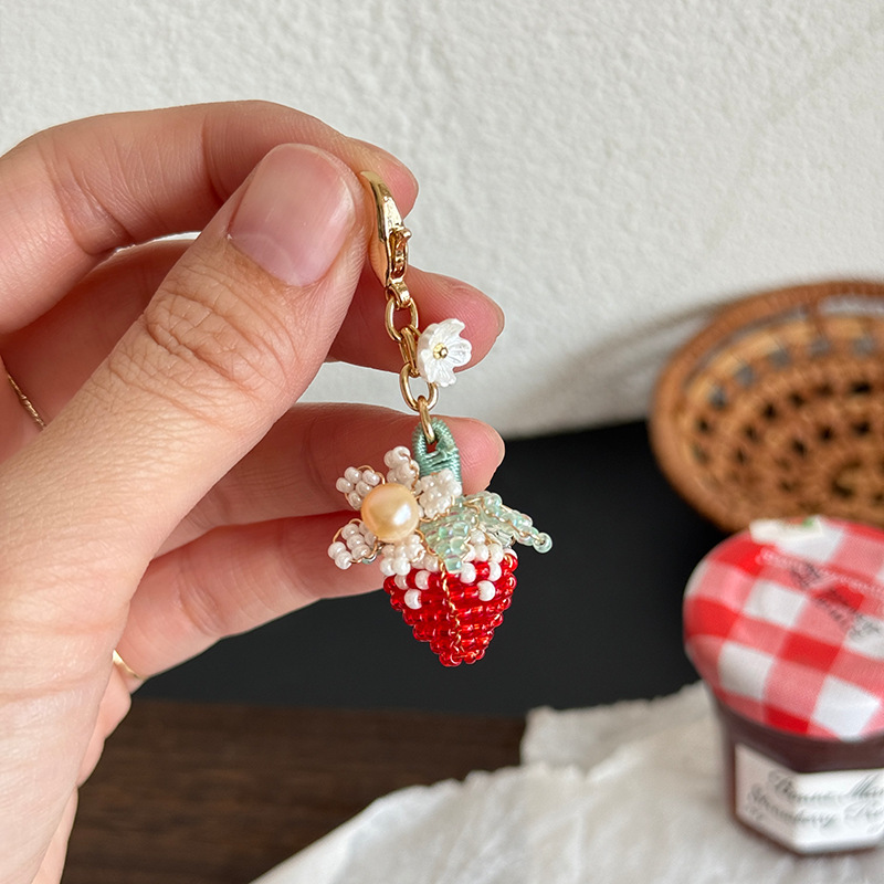 ビーズ いちご バッグチャーム ハンドメイド風 フラワー ファスナーチャーム キーホルダー かわいい 苺モチーフ ポーチ バッグチャーム スマホ 小物 アクセサリー レディース プレゼント