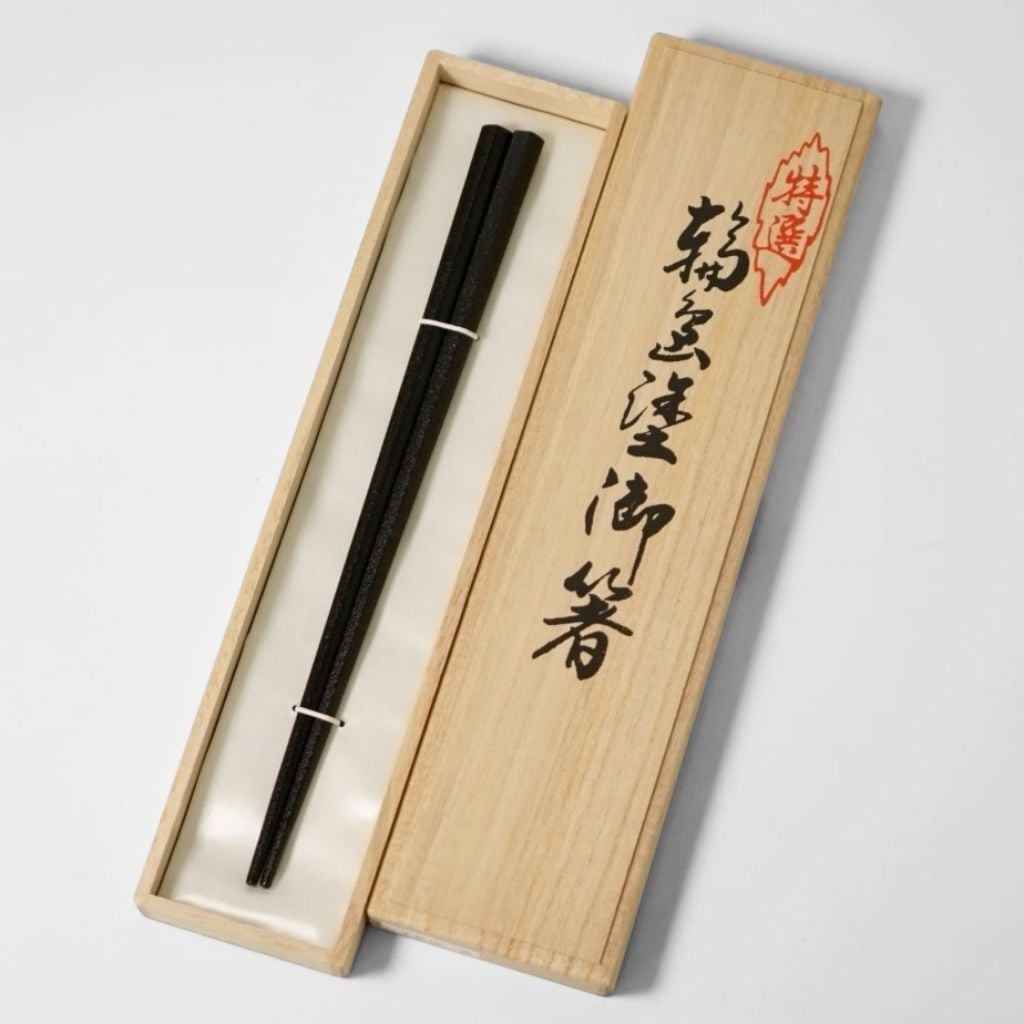 輪島塗 本乾漆 黒【ラッピング・熨斗対応可／桐箱でお届け】高級箸 輪島 日本製 滑り止め加工付き 誕生日 両親 父 母 夫婦 祖父母 結婚記念日 父の日 母の日 敬老の日 特別 友達 カップル パートナー お揃い 家族 おしゃれ キラキラ 箔 結婚祝い 新築祝い 国内生産 上品 優美 上司 先輩 後輩 新生活 世界に一つ 海外へのお土産に 乾燥漆 伝統工芸　漆　漆器