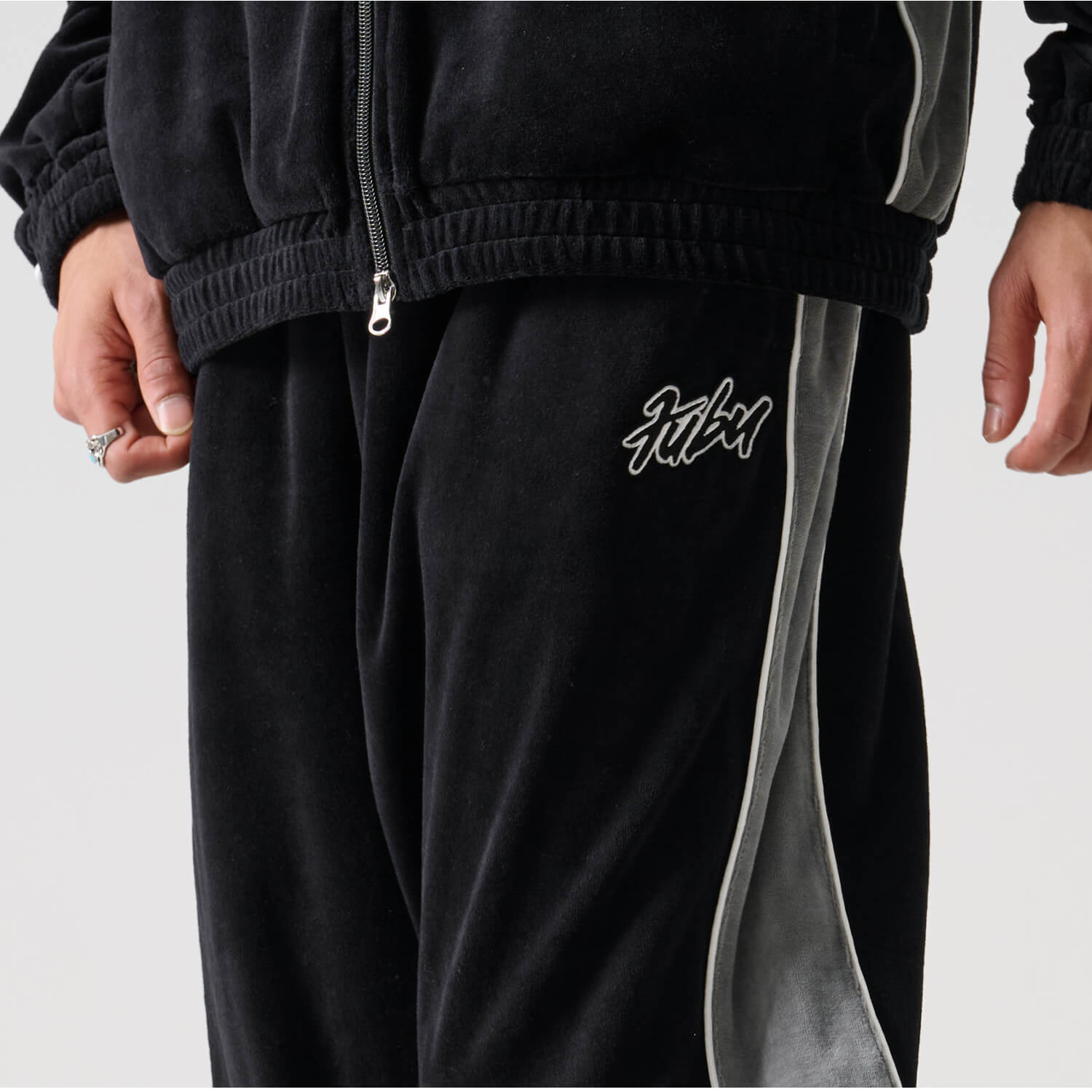 FUBU フブ ロングパンツ メンズ ベロアパンツ イージーパンツ トラックパンツ ルーズシルエット ウエストゴム ブランド 秋 冬 ロゴ 刺繍 大きいサイズ XL XXL オーバーサイズ アメカジ レディース ストリート系 黒 2025fw karlas