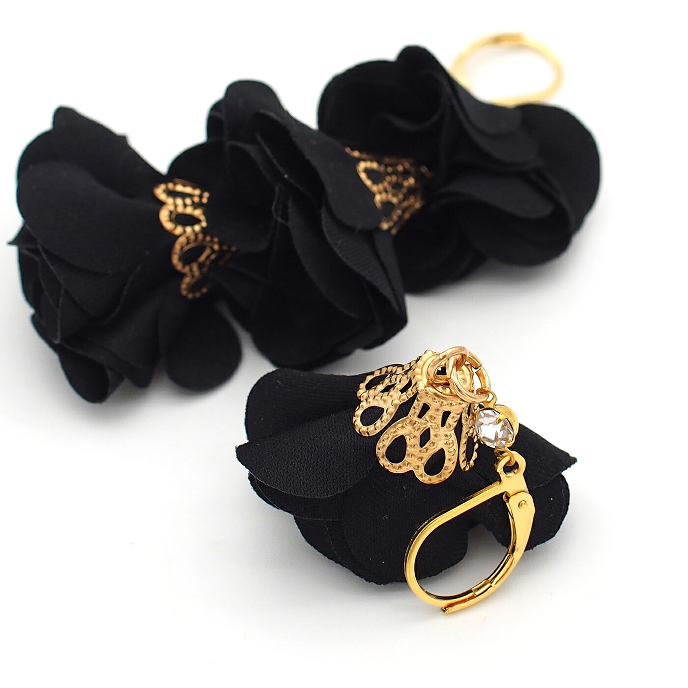 ピアス 金属アレルギー サージカルステンレス フック 落ちない 引っかからない 外れにくい フック 花びら フラワー タッセル 揺れる 上品 かわいい 大ぶり アシンメトリー ハロウィン コスプレ クリスマス パーティー