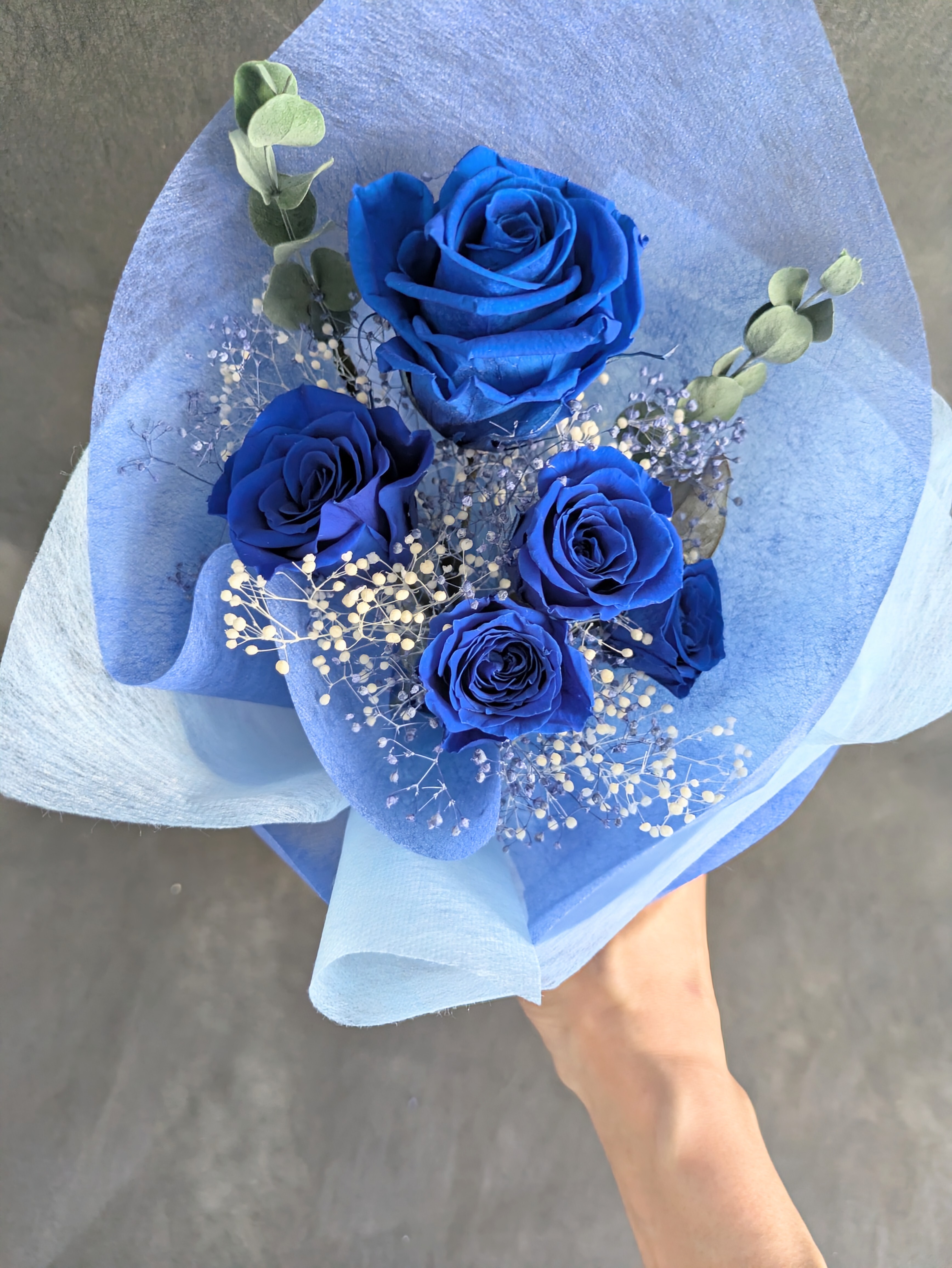 プリザーブドフラワー青い薔薇5輪とかすみ草のふんわり花束（花束ラッピング）