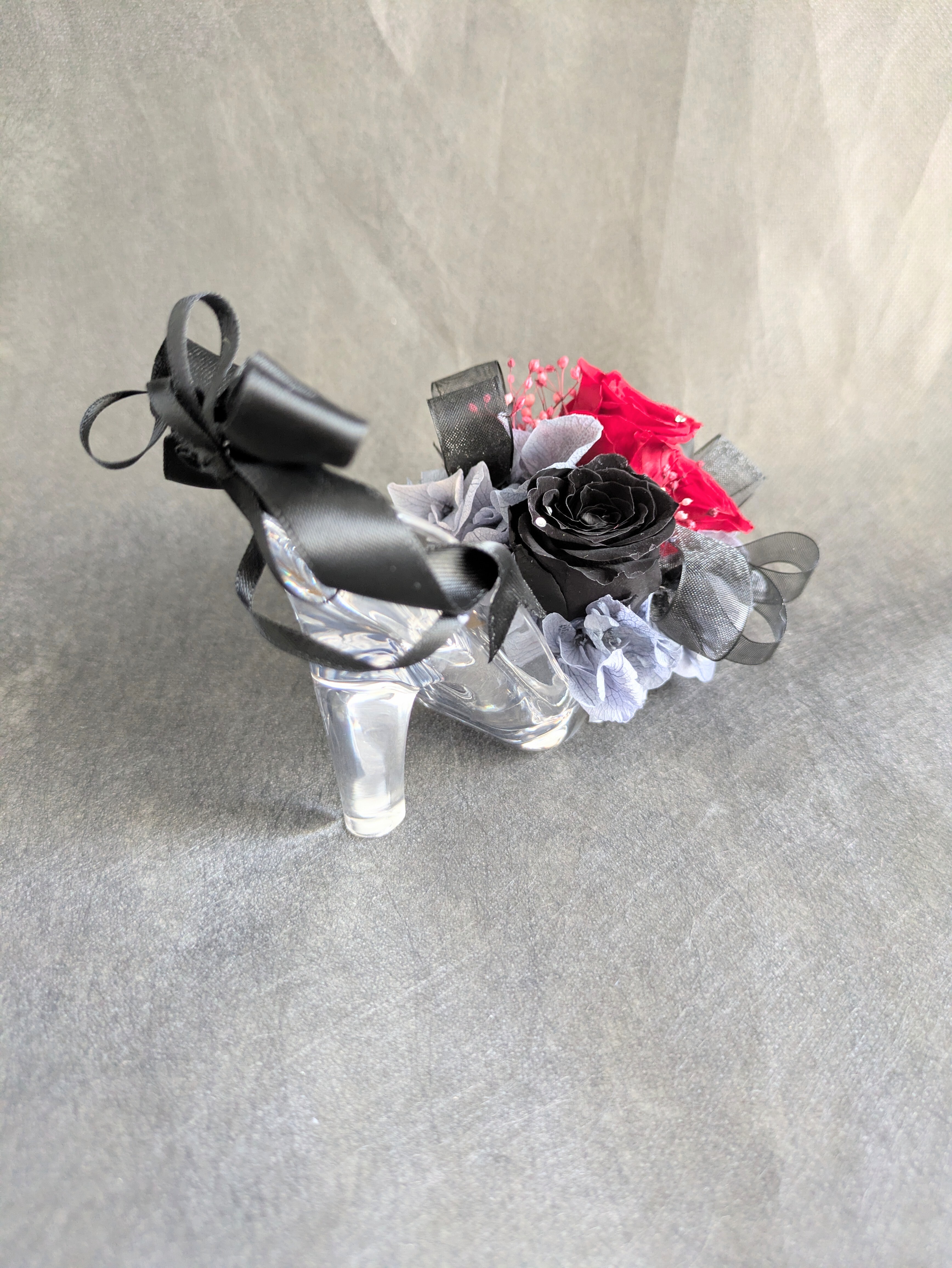 【プリザーブドフラワー／ガラスの靴ミニシリーズ】黒薔薇と赤薔薇のミニ薔薇とリボンのギフトシューズ♡
