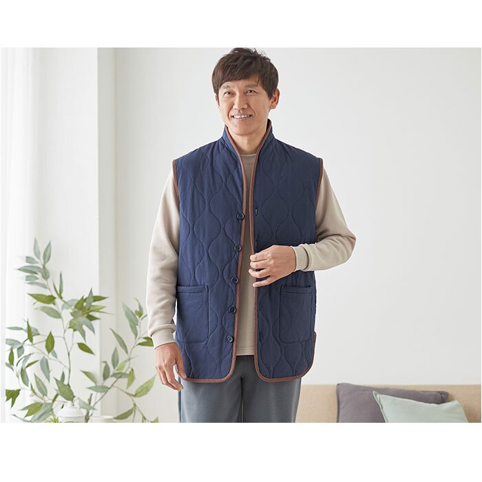襟付きベスト メンズ 通販 キルトベスト 部屋着 シニアベスト ロング丈ベスト 前開きベスト 前ボタン 中綿ベスト ポケット付き 秋冬用上着 スタンドカラー 綿100表地 着脱簡単 おうち時間 紳士 ホームウェア ゆったり ルームウェアメンズ 高齢者 男性