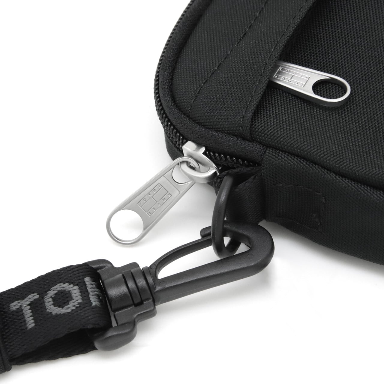 トミーヒルフィガー トミージーンズ クロスバッグ TOMMY HILFIGER TOMMY JEANS ミニ ショルダーバッグ クロスボディ 0.7L 斜め掛け ユニセックス メンズ レディース AM0AM14642 BDS 【ラッピング無料 誕生日 お祝い プレゼント ギフト 贈り物】 送料無料