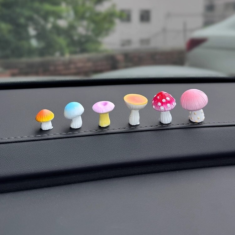 キノコ 置物 6個セット 茸 かわいい ミニチュア オブジェ カートゥーン カラフル 可愛い デスク 飾り 車内アクセサリー パソコン モニター 卓上 インテリア 雑貨 オフィス プレゼント