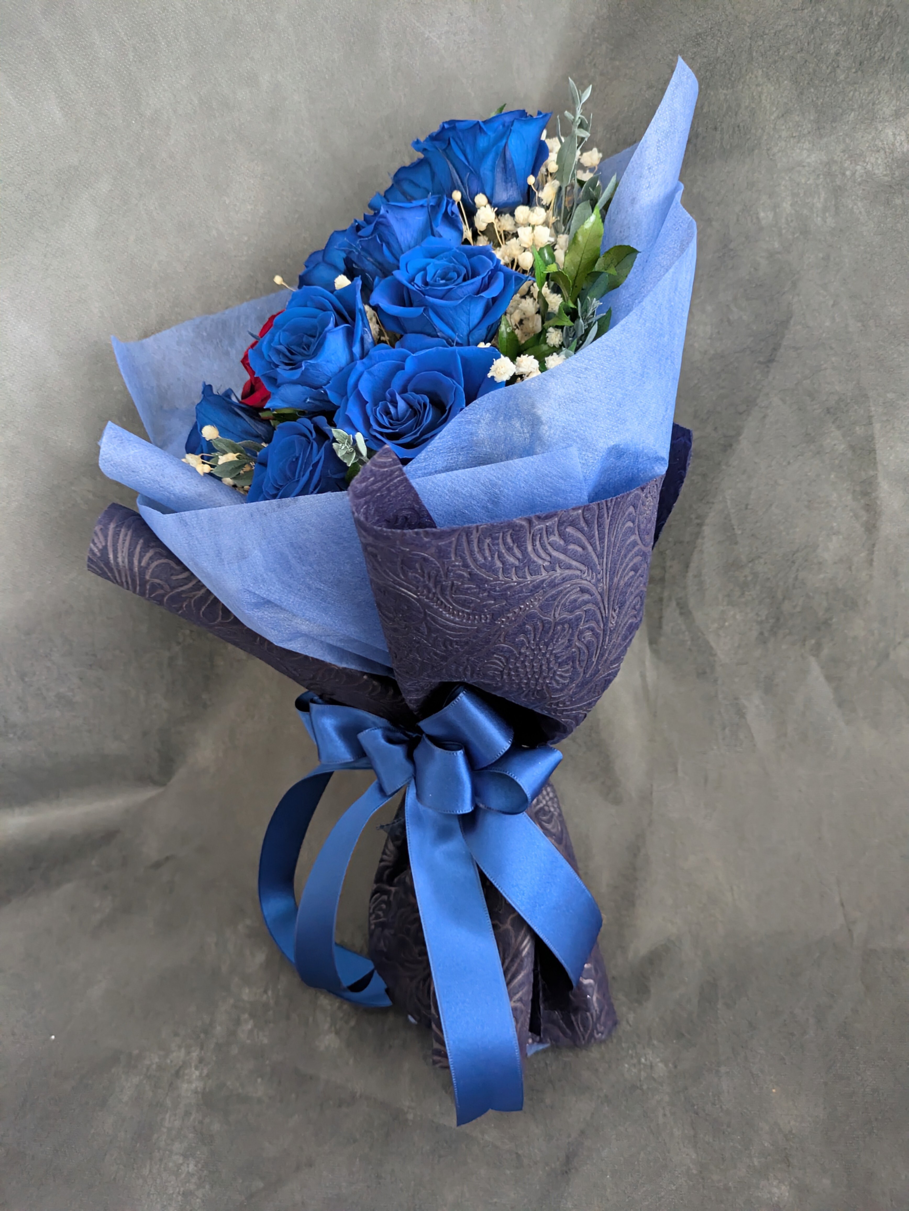 プリザーブドフラワー花束／青い薔薇10輪と赤い薔薇1輪の奇跡と祝福の花束
