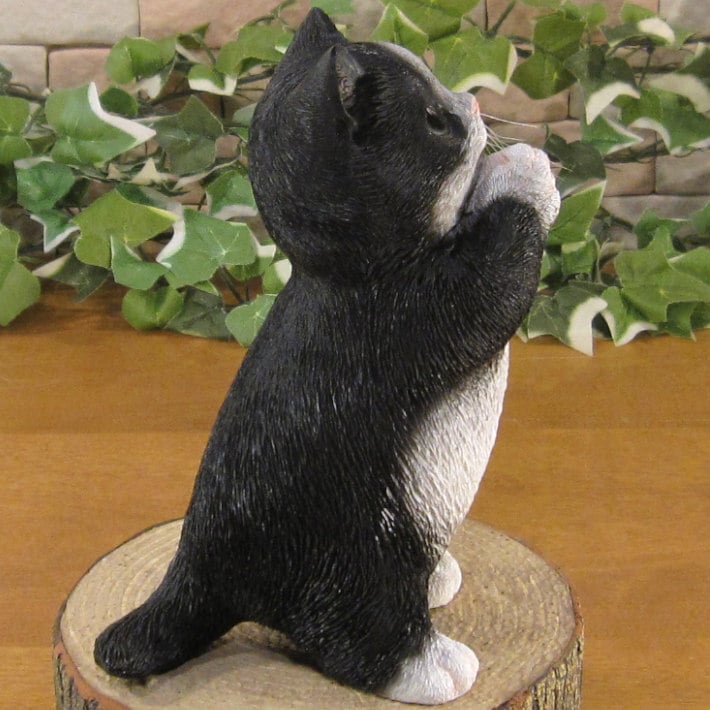 猫　置物 リアル　シンお願いキャット　１　ハチワレ　ネコ　動物オブジェ　ガーデン　オーナメント　店舗　カウンター　装飾　オブジェ　インテリア　玄関先　庭　ねこ好きさん人気ギフト　動物人気ギフト　クリスマスプレゼント　お誕生日祝い　母の日人気　父の日人気　敬老の日人気