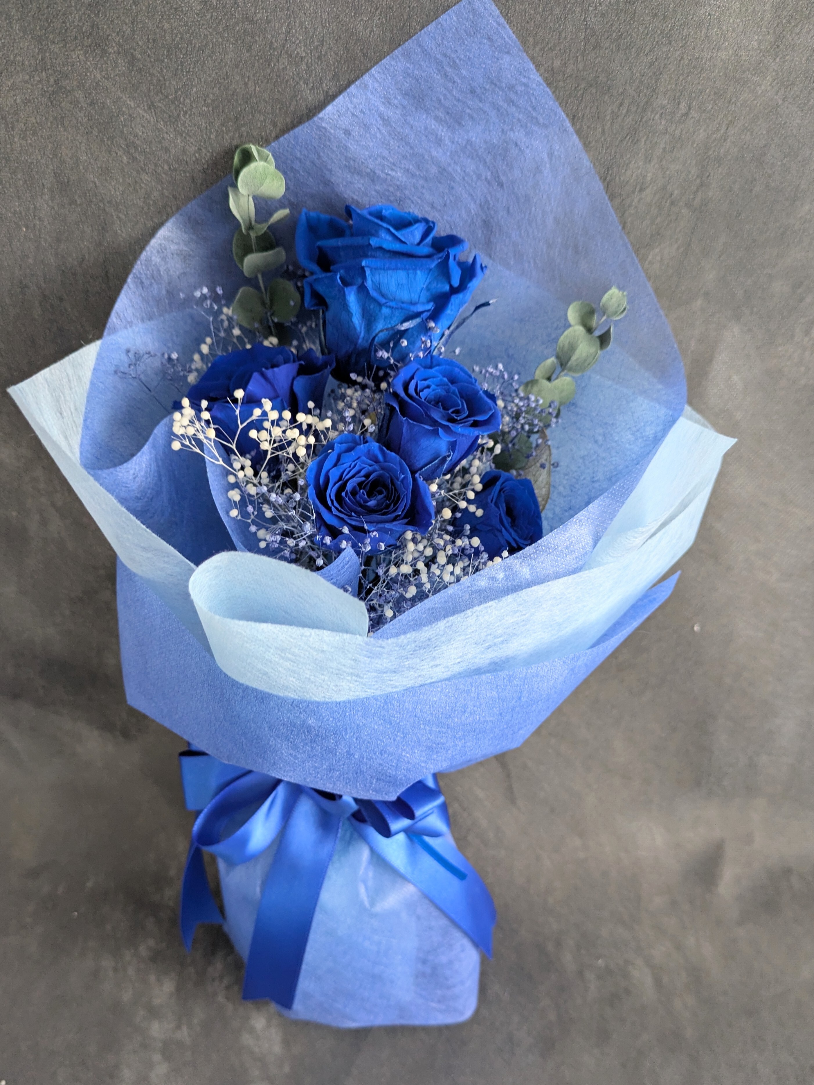 プリザーブドフラワー青い薔薇5輪とかすみ草のふんわり花束（花束ラッピング）