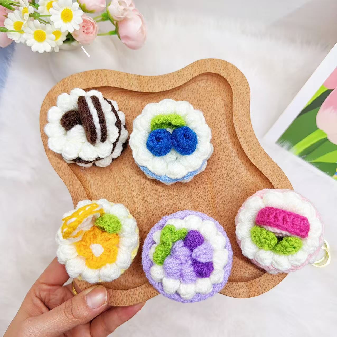 毛糸ケーキ キーホルダー 手編み風 5種類 ニット バッグチャーム かわいい スイーツ モチーフ 飾り 小物 アクセサリー 誕生日 プレゼント ギフト