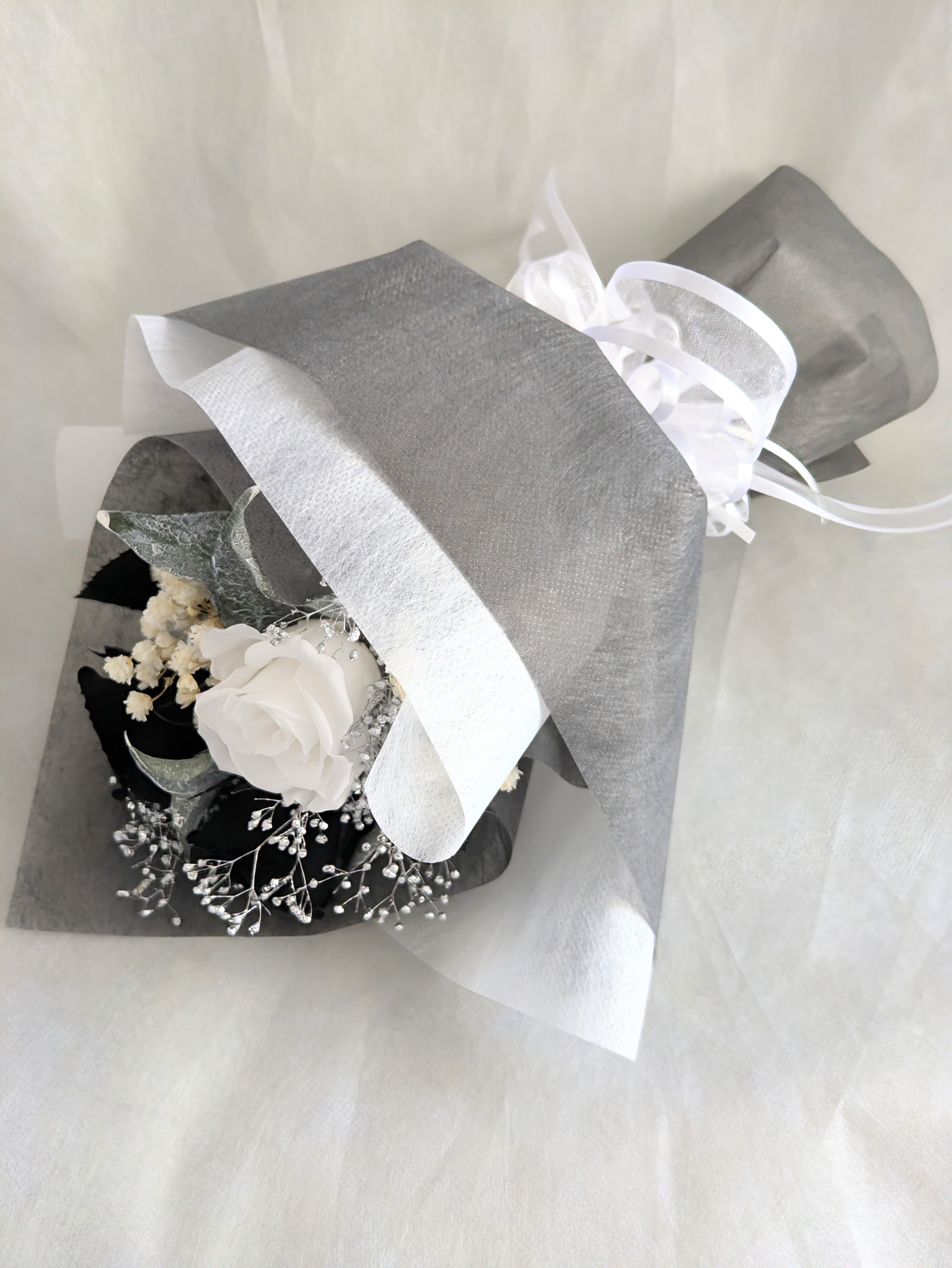 プリザーブドフラワー／黒と白薔薇のシックな3輪花束