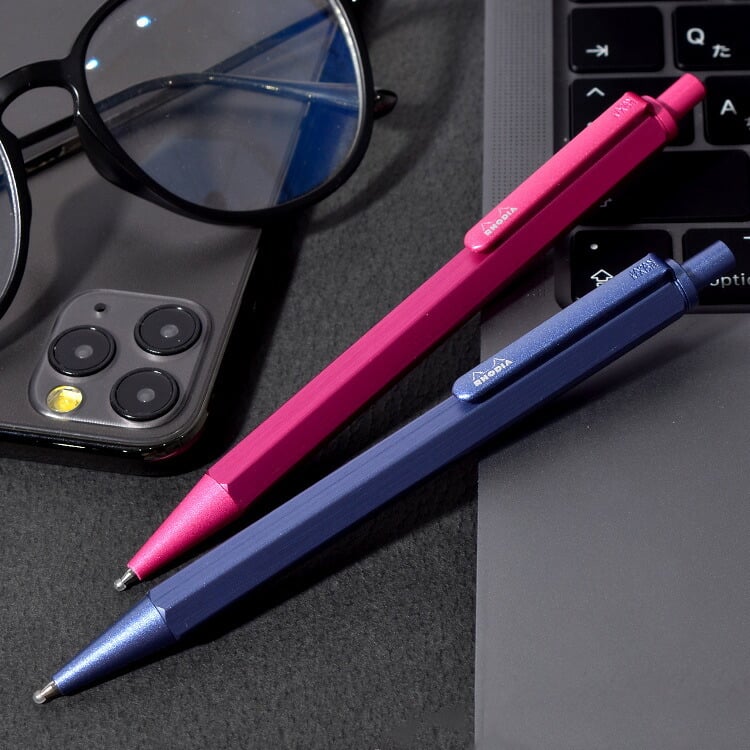 ロディア スクリプト ボールペン RHODIA 限定色 高級 金属製 書きやすい 0.7mm 日本製 黒 油性 プレゼント 男性 女性 メンズ ギフト おしゃれ 大人 贈り物 高級文具 文房具 筆記用具 ステーショナリー ピンク ブルー 青 社会人 就職 入学 卒業 祝い 誕生日 アルミ軸 箱入り