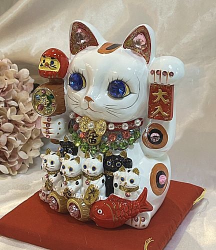 【招き猫がパワーアップ！】ゴージャス デコレーション 招福招き猫：Lサイズ（貯金箱）【贈り物に】猫 ねこ cat キャット デコレーション 置物 風水 鯛 俵 まねきねこ ラインストーン キラキラ 商売繁盛 開店祝い 合格祈願 御祝 内祝 縁起物 誕生日 記念日 母の日 お祝い 贈り物 プレゼント ギフト 可愛い かわいい