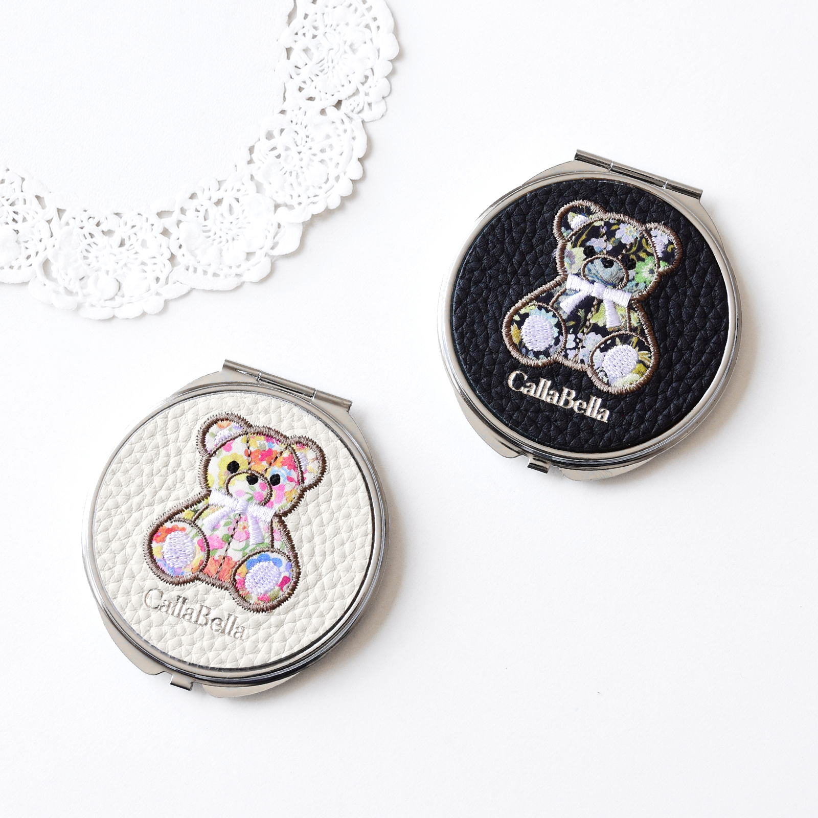 【送料無料】 シュリンクレザー × リバティ コンパクトミラー 【国産本革】 テディベア 刺繍 丸型 折りたたみ 2倍拡大鏡付き 薄型 アップリケ 花柄 牛革 かわいい