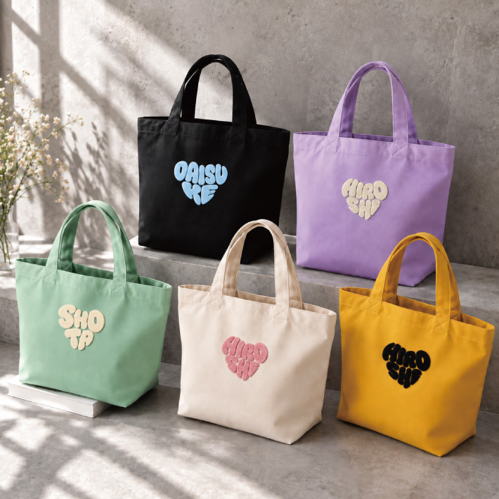 【名入れ 刺繍】もこもこ刺繍 トートバッグL《ハート型ネーム》(トート トートバッグ 名入れ オリジナル ギフト プレゼント 誕生日 通勤 通学 習い事 部活 手さげ コットン キャンバス エコバッグ シンプル かわいい A4サイズ ミニトート お母さん おばあちゃん マザーズバッグ) 