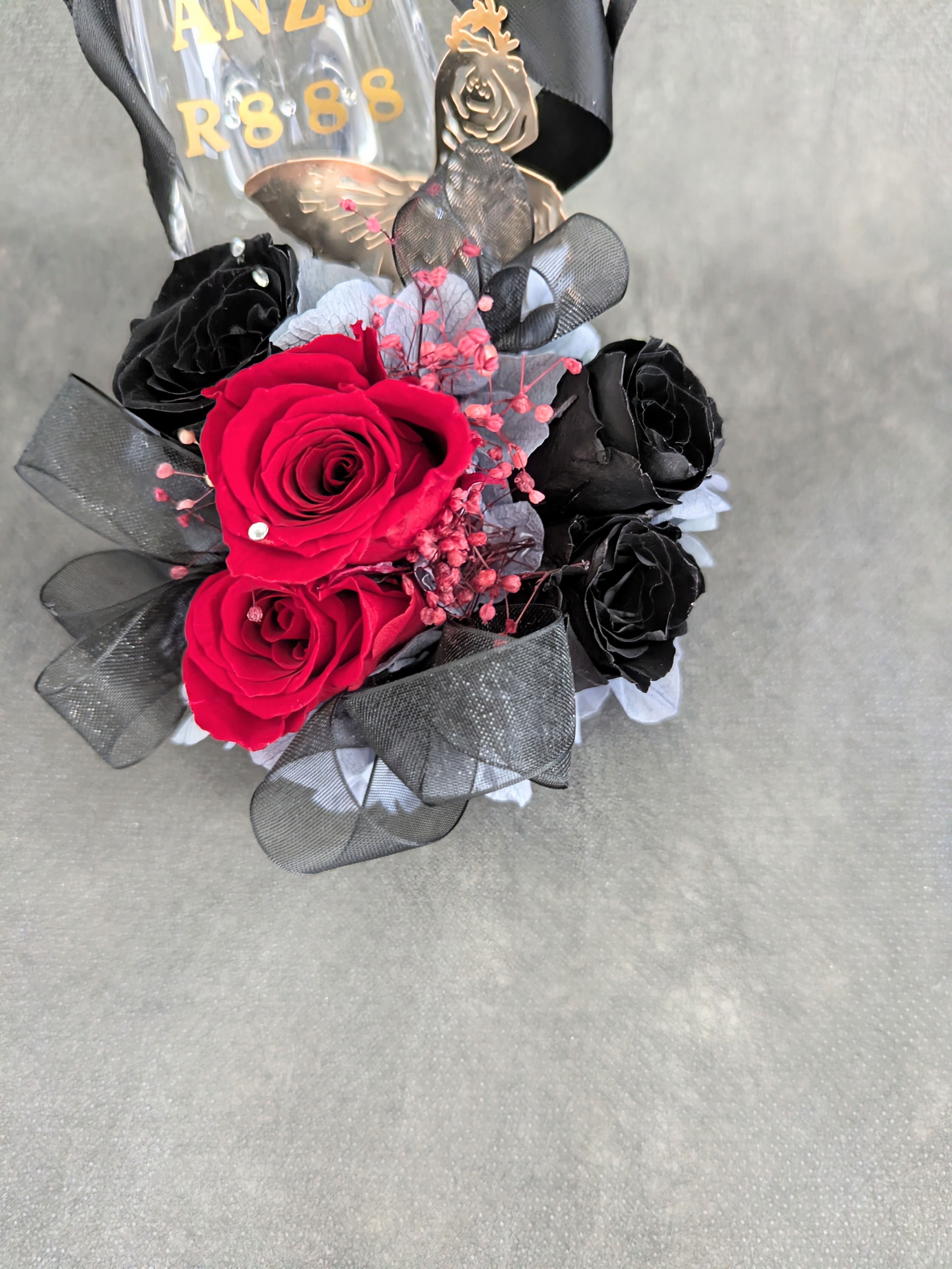 【プリザーブドフラワー／ガラスの靴ミニシリーズ】黒薔薇と赤薔薇のミニ薔薇とリボンのギフトシューズ♡