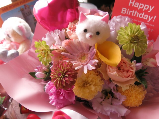 ネコ ねこ 猫入り フラワーアレンジメント 誕生日 デザイナーにおまかせ 生花使用 
