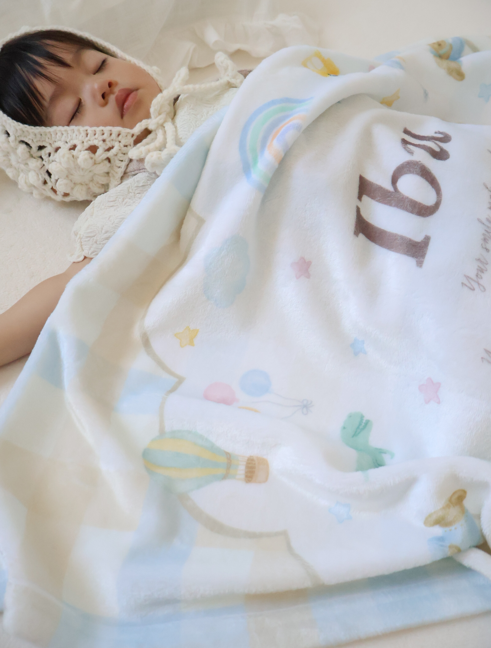 【お名前入りブランケット】Boys toybox 名入れ ギフト 出産祝い 新生児 ニューボーン 誕生日 出産準備 撮影アイテム ベビーブランケット おもちゃ箱　チェック柄  くま 恐竜 くるま