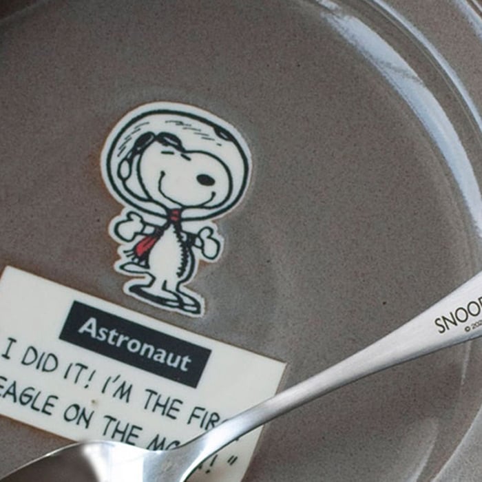 SNOOPY スヌーピー すくいやすいカレー皿 21cm | 食器 カレープレート 磁器 朝ごはん 日本製 ジョークール アストロノーツ キッズ 子供食器 子ども食器 こども食器 電子レンジ 食洗機 対応 出産祝い 内祝い 結婚祝い 引っ越し祝い 誕生日プレゼント